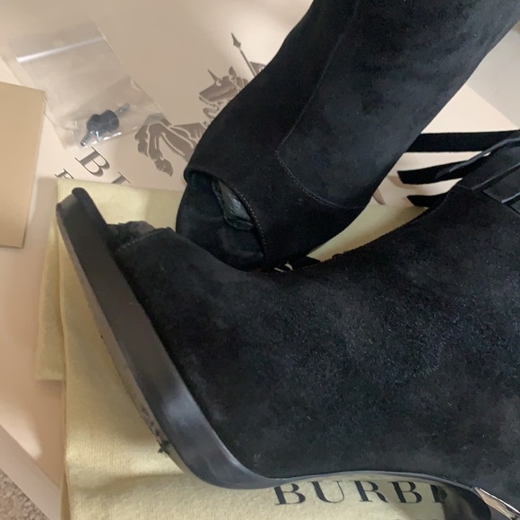 ♥️💯AUTHENTIC BURBERRY The artist pelling 110 peep toe ankle bootie ♥️ - Picture 9 of 12
